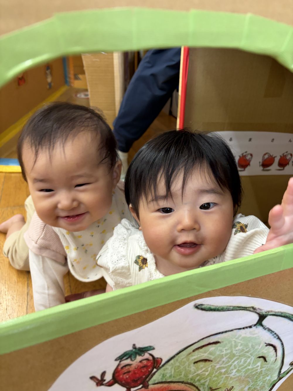 少しずつ保育園にも慣れてきた様子のウサギ組さん💕
家の窓から、”ばぁ😊”と顔をのぞかせていた
HちゃんとKちゃん♪