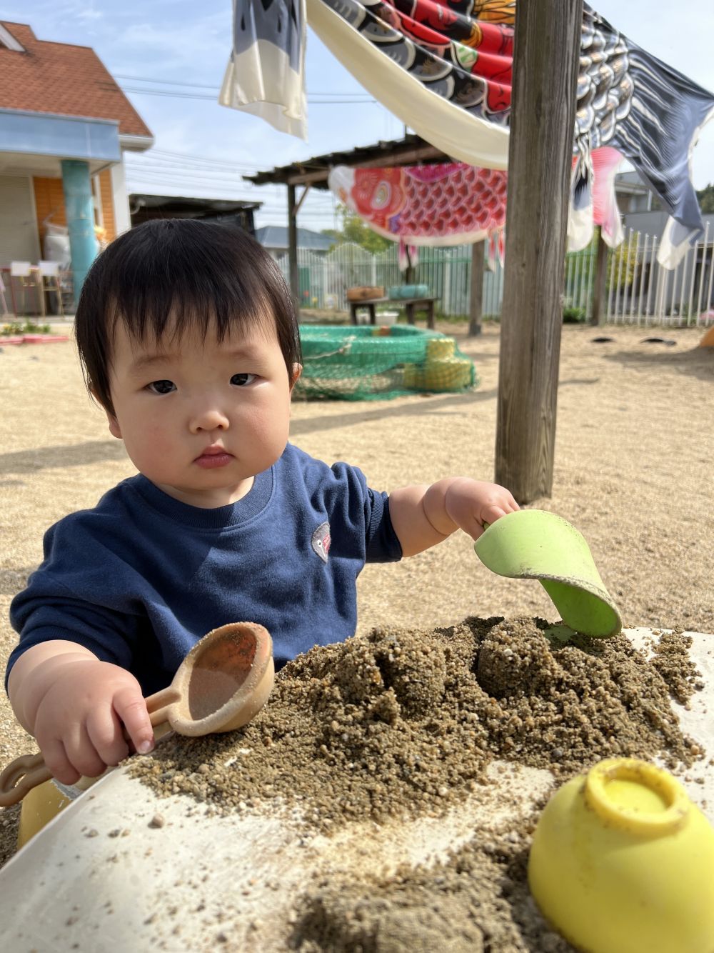 Dくんは外遊びが大好き！
スコップで砂を混ぜたり、
砂をつまんだりしながら遊んでいたよ✨