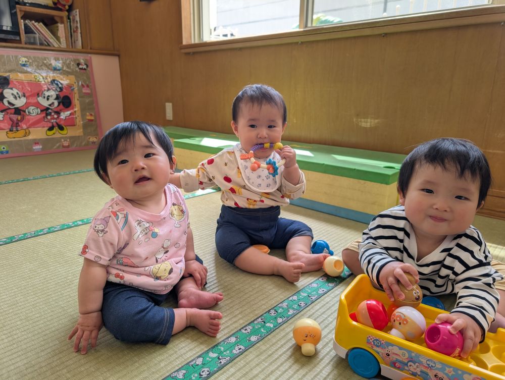 最後は、みんなで”ハイっ、チーズ📸”
段々と保育園にも慣れてきて、
こんな表情を見せてくれるようになりました😊