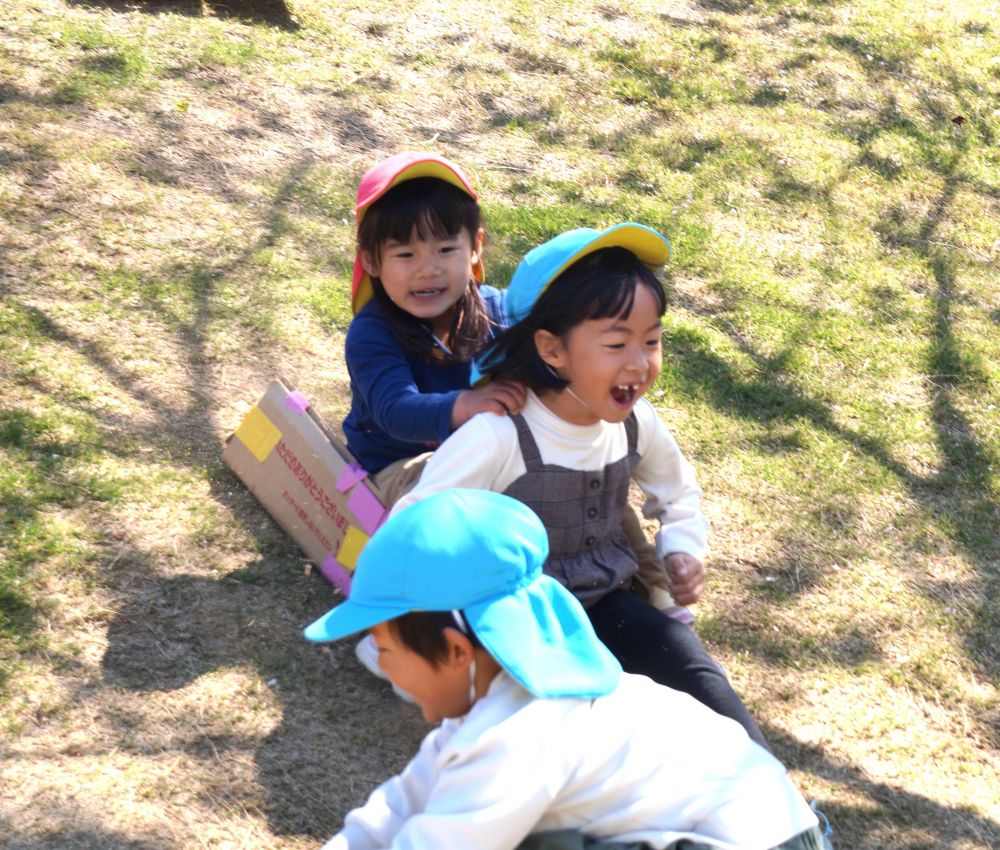 2人乗りをしたり、競争したり
段ボールから落っこちたり、駆け降りたり
思い思いの方法で遊びが広がっていきます
全身芝だらけになって楽しみました♪
