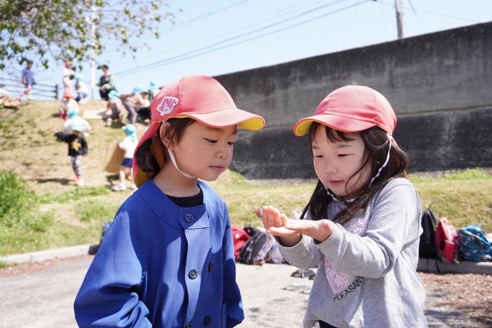 自然の音に耳を傾けると色々な発見がありました

「てんとう虫見つけたよ」
「かわいい～」
大切そうにてんとう虫を手の平にのせるⅯちゃん
そーとのぞくRちゃん生き物を大切に思う優しい姿がみれました♡