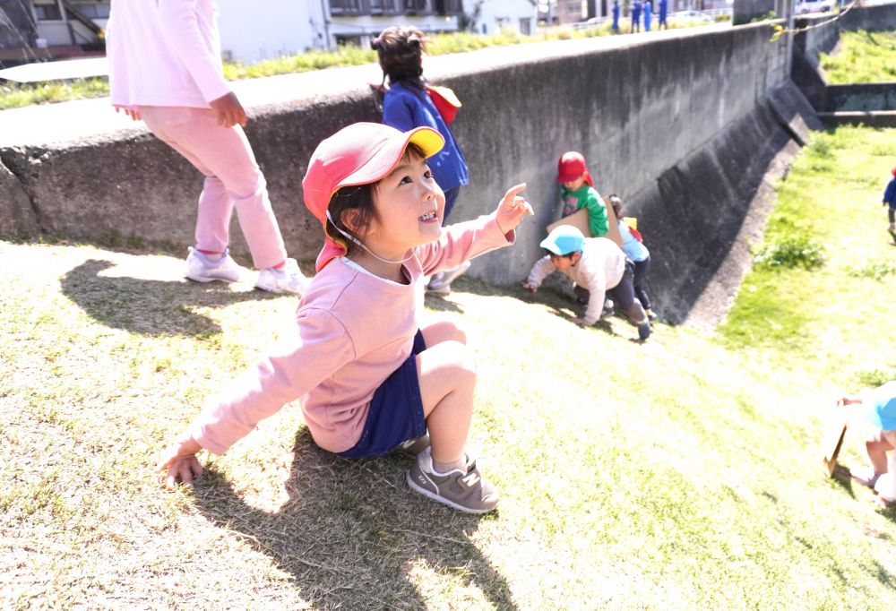 高いところに登って空をみていると…

「何か音がするね」
「ほら飛行機が飛んでるよ」
「ほんとだ」
発見を楽しそうに近くの友達に知らせるNちゃん
友達と会話しながら発見がさらに楽しくなります♪


