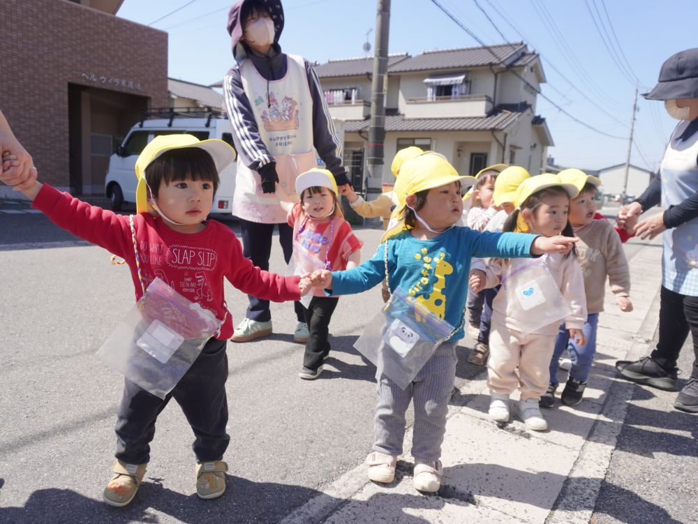 工事中のフォークリフトやダンプカー…
乗り物…　草花や虫…
園の周りをぐるっと１週するだけでも
魅力がいっぱいでワクワク楽しい♪



「あっトラックーーー！！」
「フォークリフトだあーーー！！」
園を出てすぐの所で工事中・・・
はたらくくるまが大好きなみんなは大興奮♡
なかなか前に進めません♡