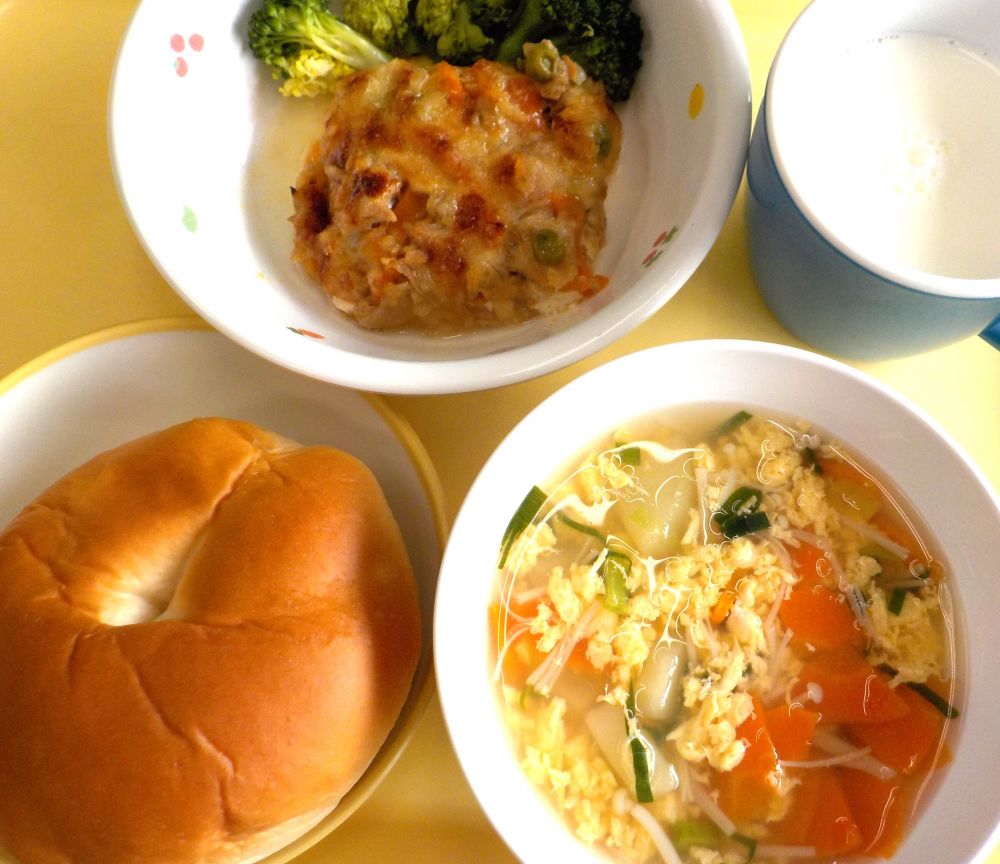 ロールパン

豆腐とツナのオーブン焼き

ゆでブロッコリー

ふわふわ卵スープ

牛乳