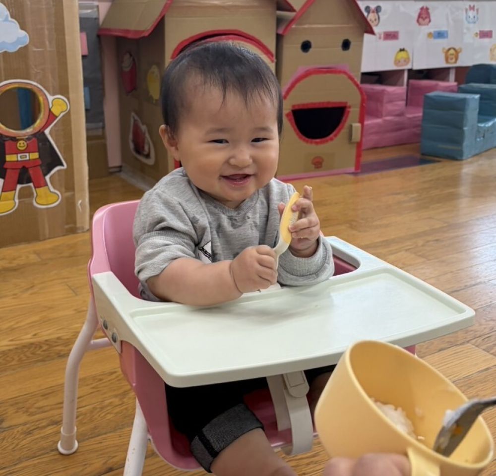 新年度が始まり2週間が経とうとしています。
あいはうすのみんなも入園・進級をし、
楽しい給食時間がスタートしています。

ウサギ組

離乳食を上手にもぐもぐしながら食べています。
先生から「あ～ん」と食べさせてもらうのを
ワクワクしながら待っている姿♡

月齢の大きい子は自分でつまんで食べることにも
どんどん挑戦していきます。