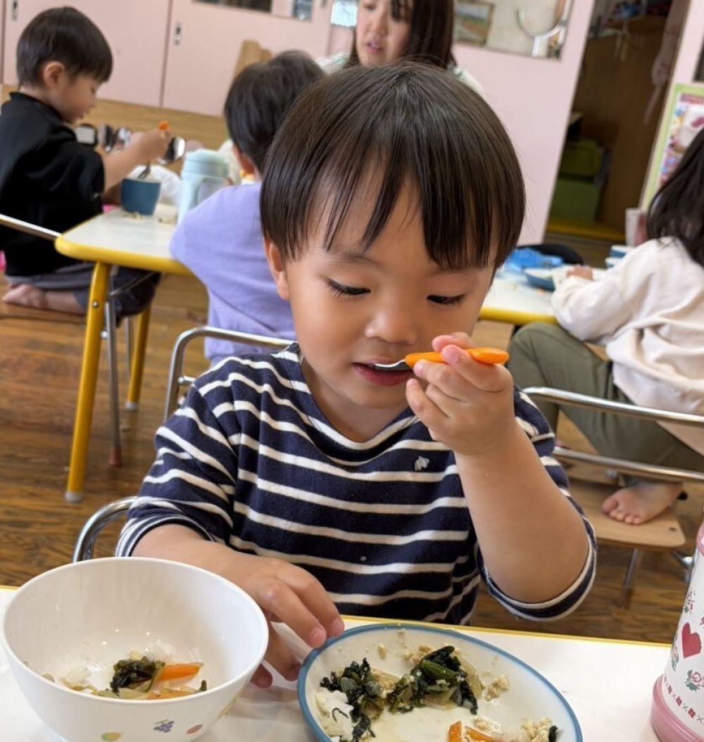 クマ組

あいはうすで一番お兄さんお姉さんになったみんな。
「見ててー！」と大きな口で食べる姿をたくさん見せてくれます。

苦手なものも少しずつ食べられるようになってきているのも、
さすがクマ組さんですね◎

今年度もたくさんおいしいものを食べて
元気いっぱいに過ごしてほしいです☆