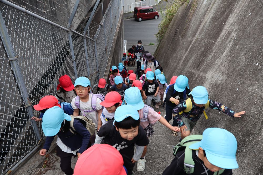 今日はちょっぴり遠出✨
新幹線を見に新尾道駅に行きました！
「新幹線見たことあるよ～」
「乗ったこともあるよ！」
と話しながらたくさん歩き
少し長い階段を頑張って登って…到着！
