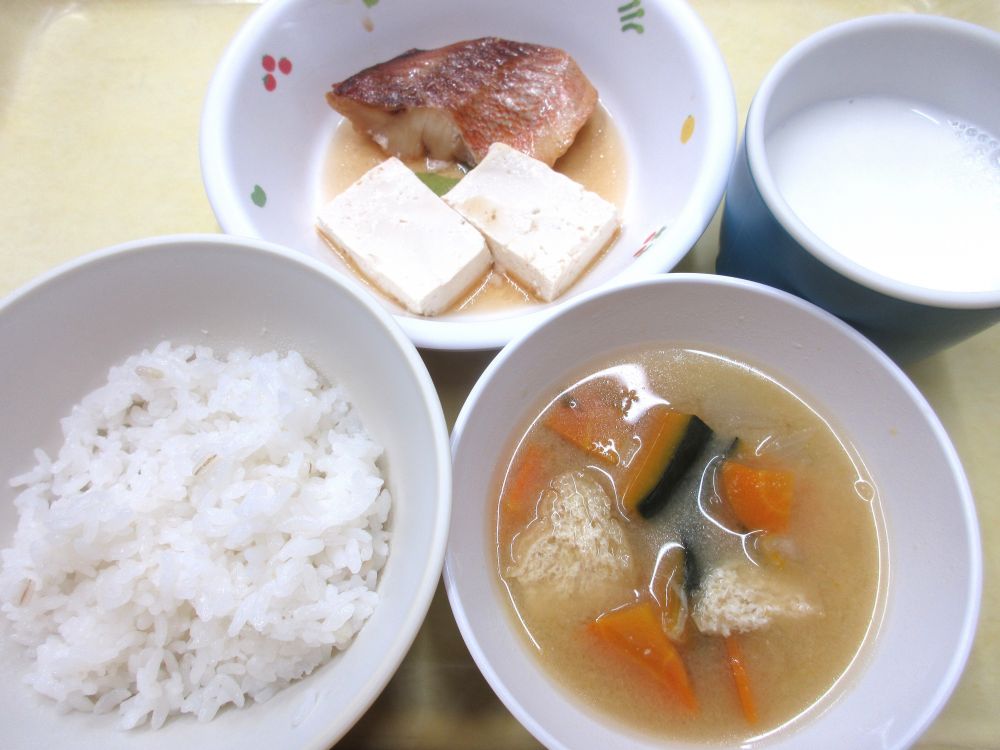 麦ご飯

赤魚の煮付け

付け合わせ（豆腐）

かぼちゃのみそ汁

牛乳