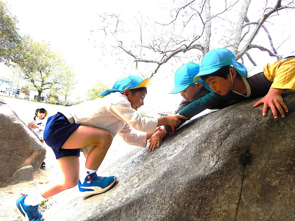 虫探し植物探しサッカーと好きなことたくさん♡
今日はどんな遊びを楽しもうかな♪



公園に着くと面白い形の岩を発見☆

「この岩登ってみたい！」
「登れるかな？」
「どうやって登る？」
勢いをつけてみたり友達の手を借りて登ってみたり・・・
試行錯誤しながら登るキリン組さん♡
登れた経験から自信がついて何度も登っています
