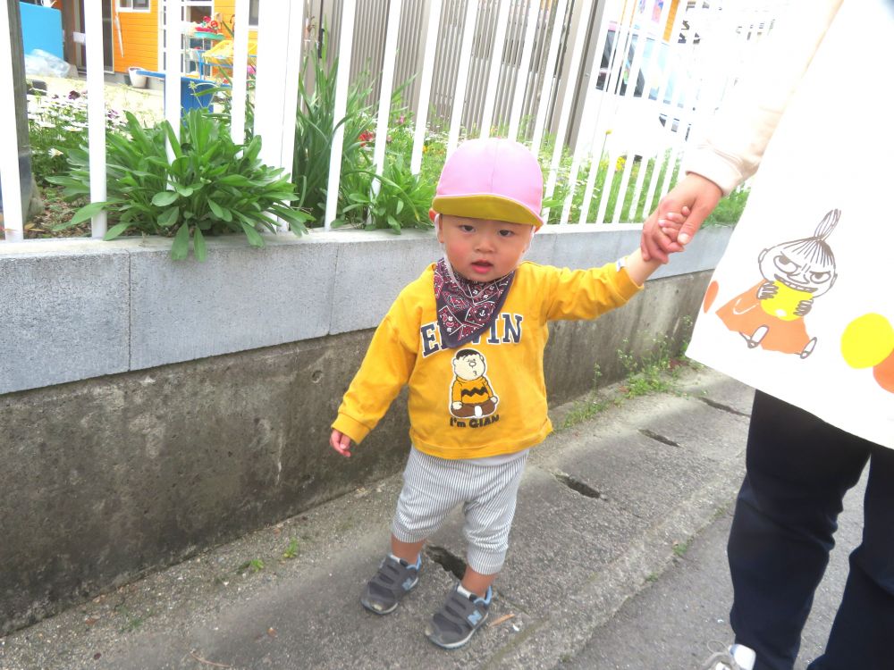 身近な春の草花や虫に触れたり
春のポカポカ陽気を感じたりしながら
散歩に行ってきました♪



歩いていると何かを見つけて「あ！」っと指差しして
教えてくれるNくん♡
先生と手をつないで歩いていてごきげんです♪