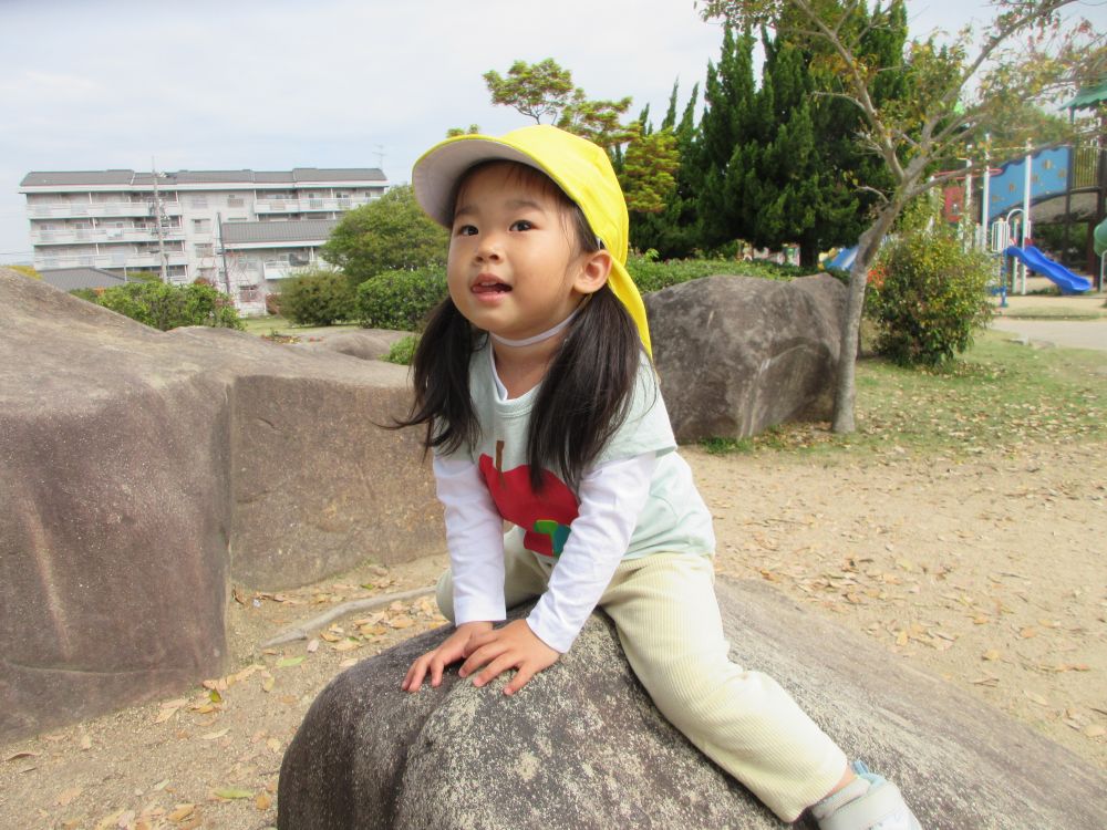 手や足、体全体を使いながら岩によじ登るKちゃん

「みてー！」
てっぺんまで登るといつもとは違った高さからの景色を味わっていました♡

