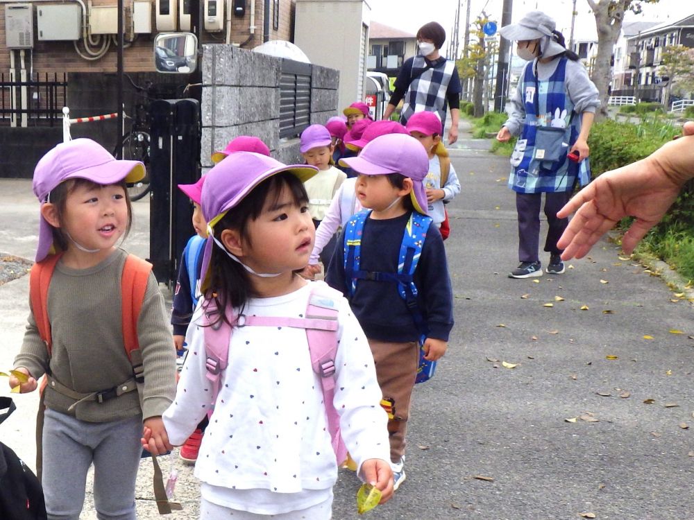 虫や花に興味を持っているリス組さん♪
お散歩しているとたくさんの虫ときれいな花
そして…かかしにも出会いました！



「てんとうむしだ！」
「どこ？　見せてー！」
歩いていると大好きなてんとうむしを発見♡
小さい虫でもすぐに見つけられます！