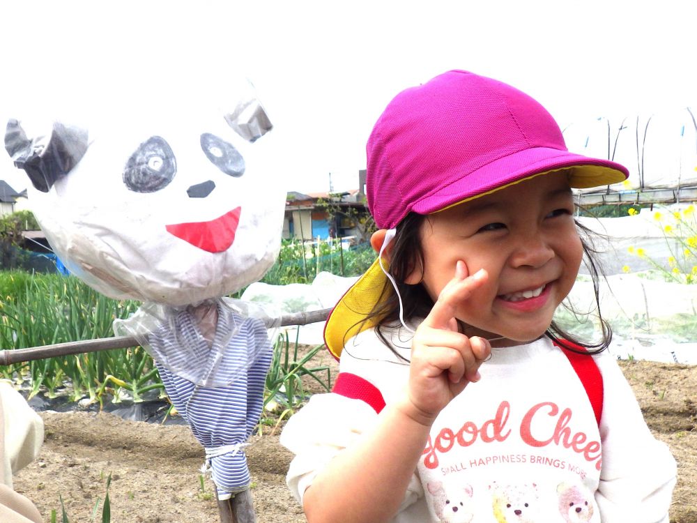 「アンパンマンだ！」
「しんちゃん！」
畑の中にいろんなキャラクターのかかしを発見！
かかしに興味津々♡
Iちゃんはパンダのかかしとパシャリ！