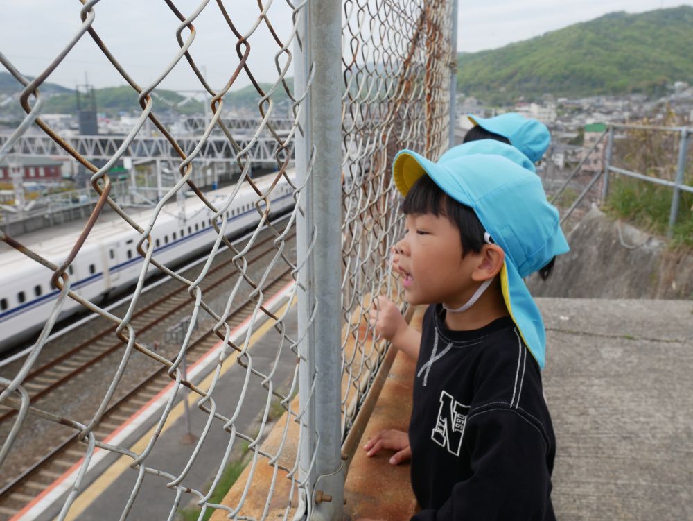 昨日はゾウ組さんと
新尾道駅に新幹線を
見に行きました🚅


疲れてきた頃に長い階段…
それを登りきるとみんなの事を
待っていてくれたかのように
新幹線が通りみんなもテンションがあがる♪

乗り物に詳しいIくん
「あれはのぞみだ！！」
「時速○○で走るんだよ！！」
と教えてくれます😊