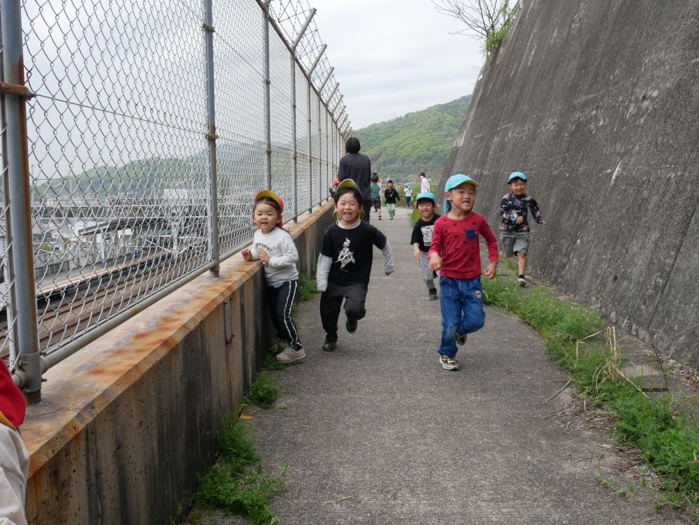 「先生！！新幹線と競争するわ！！」
「きた！！きた！！きた！！」
一斉に走り出すみんな🏃‍♂️
「はやっ！！めっちゃ早いじゃん♡」