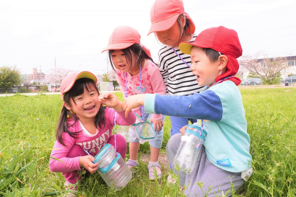 春になり園庭に虫を発見んし興味津々のゾウ組さん！
もっといろんな虫や花をみつけに行きたい！と
公園に春みつけへ行ってきました♡




「みて～！手にのったよ♡」
「みせて～」
「飛びそうよ！！」

草むらの中をじっと探しようやく見つけたてんとうむし♡
自分で見つけることができた喜びを友達と話していました♪