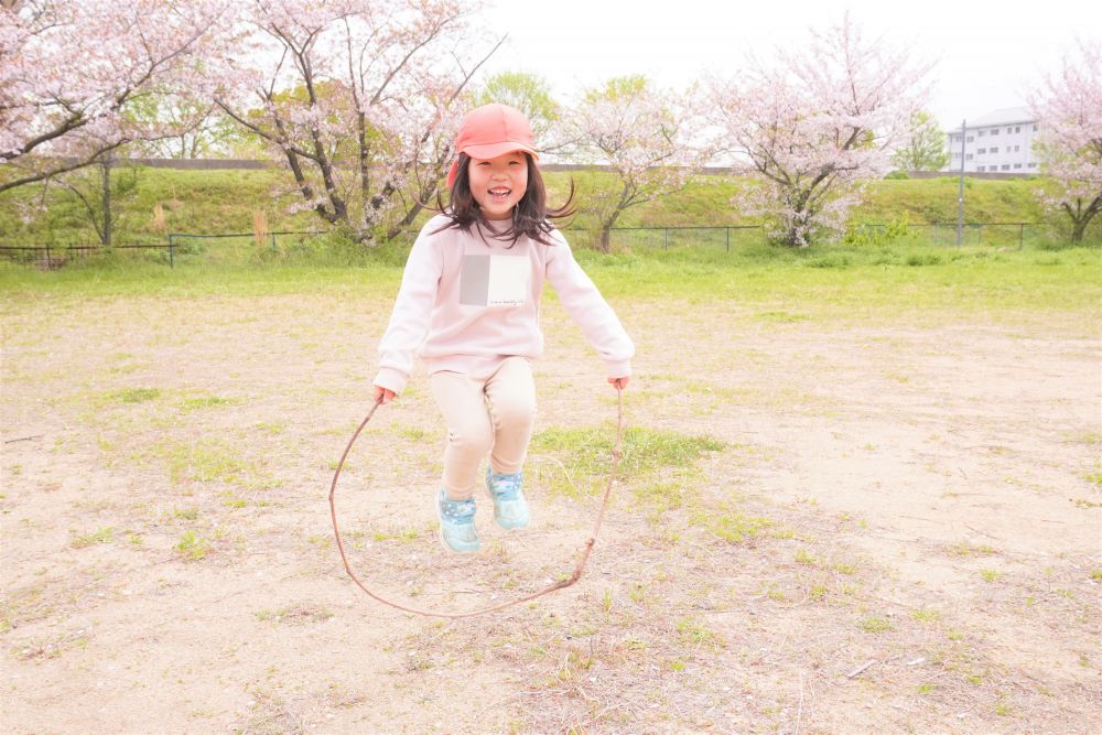 長くてやわらかい枝を見つけたSちゃん♪
「みて～これがね・・・」
「じゃーん！縄跳びになったんよ！」

落ちている枝を縄跳びに変身させて楽しんでいました♡