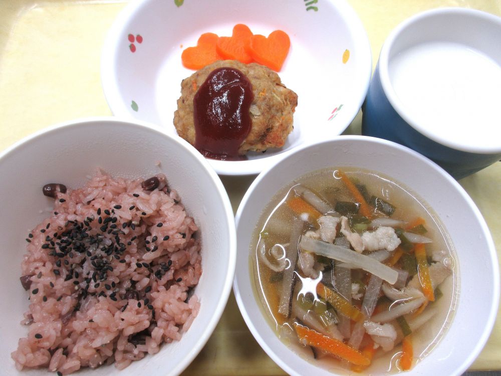 赤飯

ハンバーグ

人参グラッセ

沢煮椀

牛乳