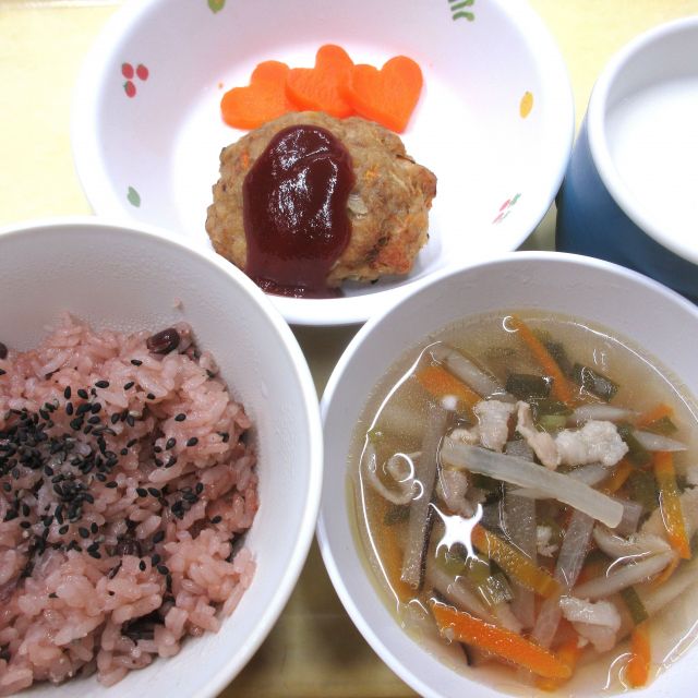 ＊　今日の献立　(進級・入園お祝い給食)＊