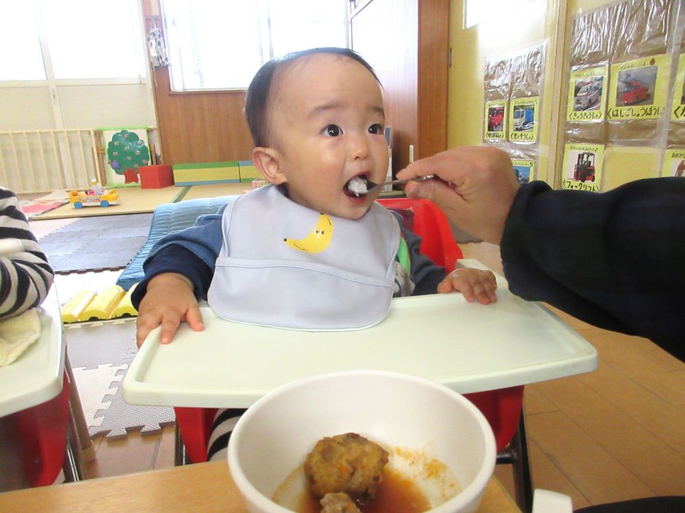 新年度が始まり、最初の半月が過ぎようとしています。
新入園の子も、お慣らしを頑張っている日々。
園で食べる、初めての給食(離乳食)の味はどうかな？

離乳食２日目のTくん。
初日からよく食べてくれていました♡
環境にも慣れ、安心してくれているのかな。

ごっくんすると「んま、んま」と言ったり、足を上下にフリフリして「ちょうだい」アピール♡
意思表示がとても上手で、「食べるの大好き！」が伝わってきます♡