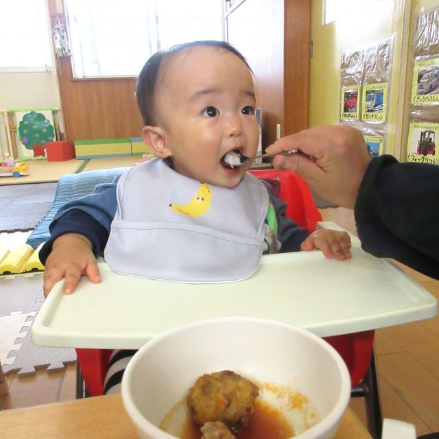 ＊　給食時間の様子　（ゆめはうす認定こども園）　＊