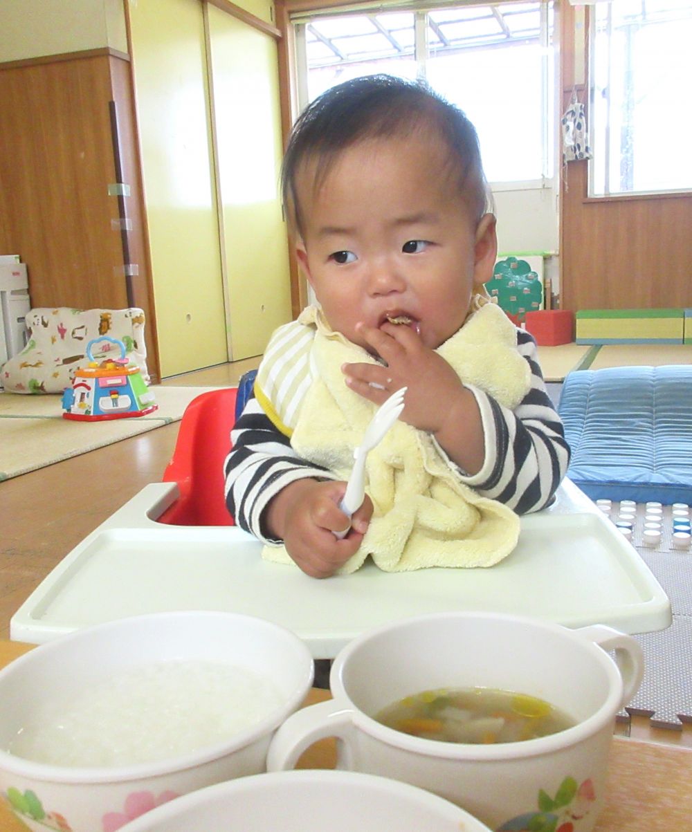 同じくウサギ組のSくん。
もぐもぐした後、指に付いたおいしい味をちゅぱちゅぱ。
おうちの離乳食と同じような味に、安心してくれてたらいいな♡