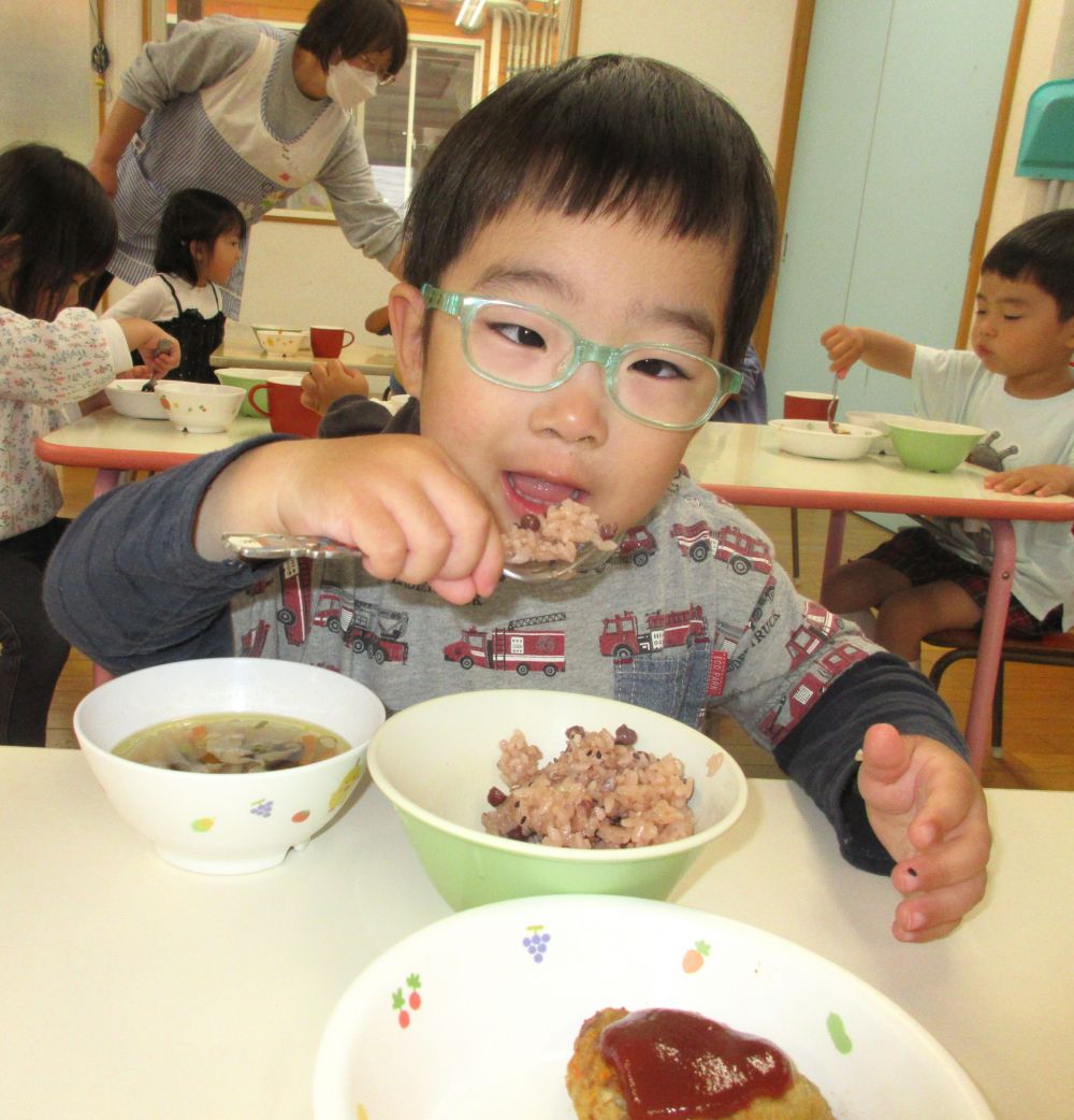 3歳児リス組にも新入園児さんがたくさん♪
今日は進級・入園のお祝い給食として【赤飯】やこども達に人気の【ハンバーグ】も登場☆

「これおいしい！！」と言って、ハンバーグより先に赤飯を頬張ってくれたMくん。
小豆が苦手な子もいる中で、もりもり食べてくれる姿が見られて嬉しい瞬間でした♡

一日一日、ゆっくり園に慣れて、「たのしく」「おいしい」給食時間を過ごせたらいいな。
今年度も、「安心･安全」な給食・おやつ作りを心がけていきます。
楽しみにしていてね♡



