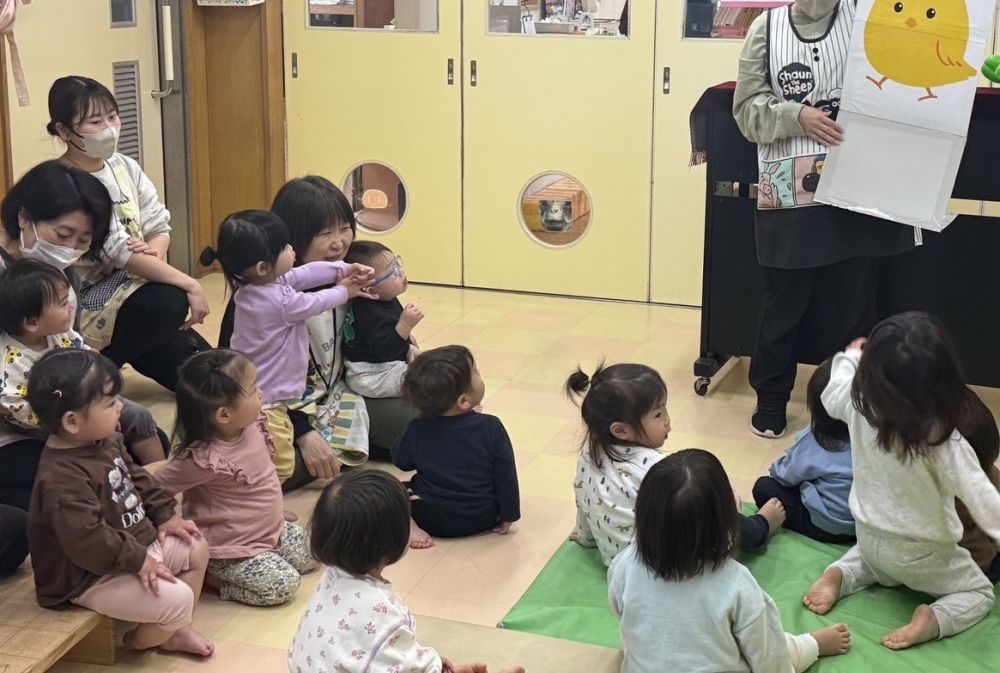 "まあるいたまご"のシアターもみんなで見ました。

｢たまごあった！｣ ｢あそこ！｣
みんなでたまごを探したり、
歌を歌ったりしながら進級式を楽しみました✨