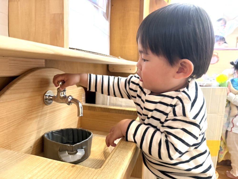 ヒヨコ組さんに新しい友達が入園しました🌸

おままごとがお気に入りのUくん！！
鍋を自分で見つけて、蛇口をひねる仕草をしてみたり･･･

