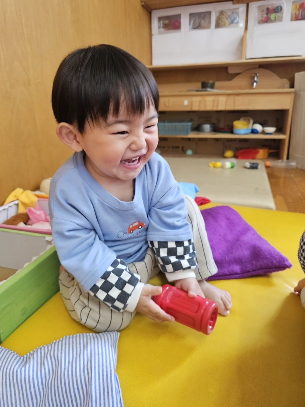 ジュースを手に持ってみたり♡

色々なおもちゃに興味津々✨
自分から見て、触って楽しんでいます。