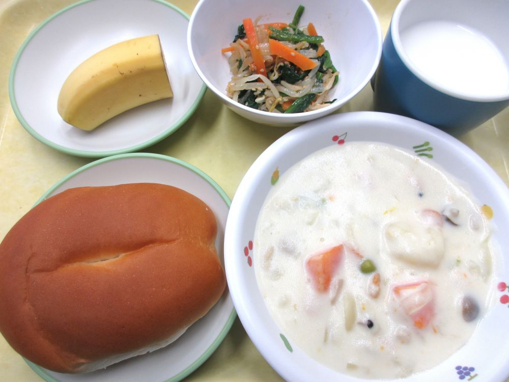 ロールパン

エビのとろ～りシチュー

三色野菜のナムル

バナナ

牛乳