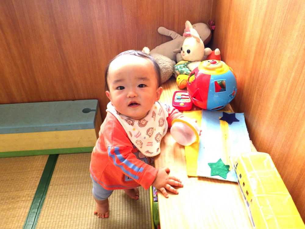 ウサギ組に新しい友達が仲間入りしました♡

食べるのが大好きなT君
好きな遊びを見つけて、
｢あー！！あー！！｣
楽しそうにお話しながらニコニコで遊びます♡
