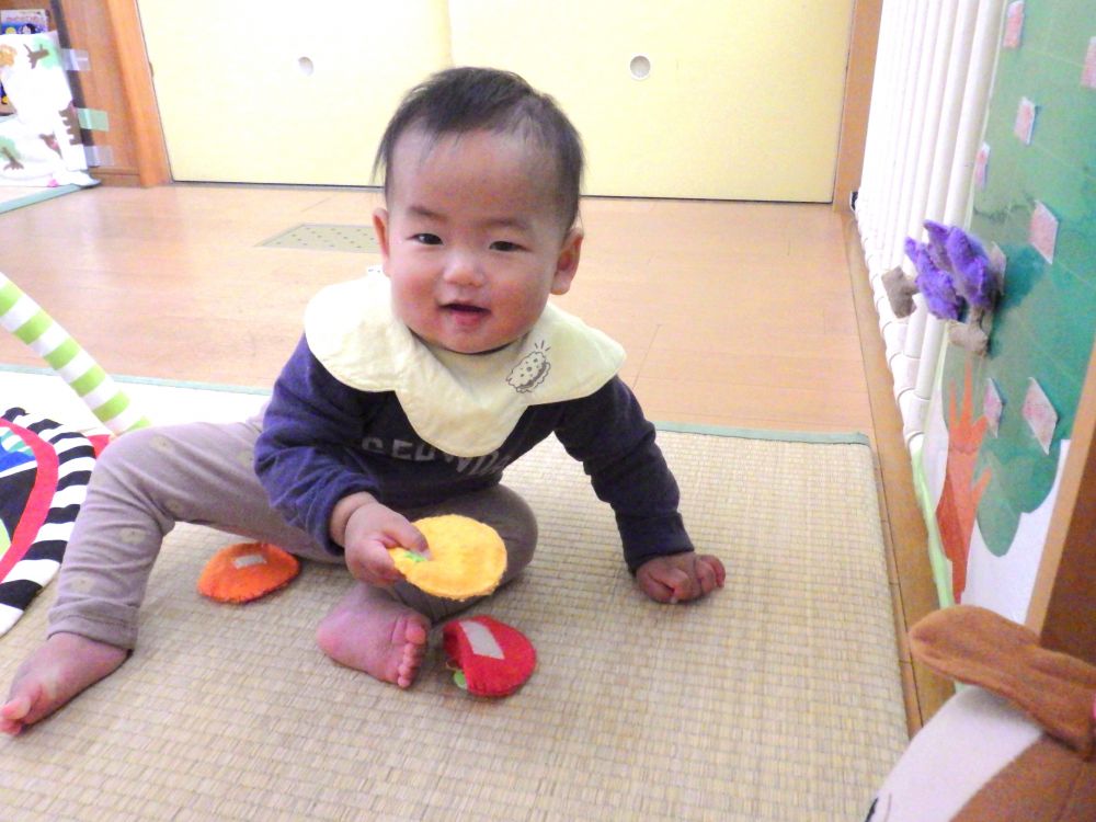 ずりばいがとても早いＳくん！
ボールを転がして追いかけて、部屋中を移動します