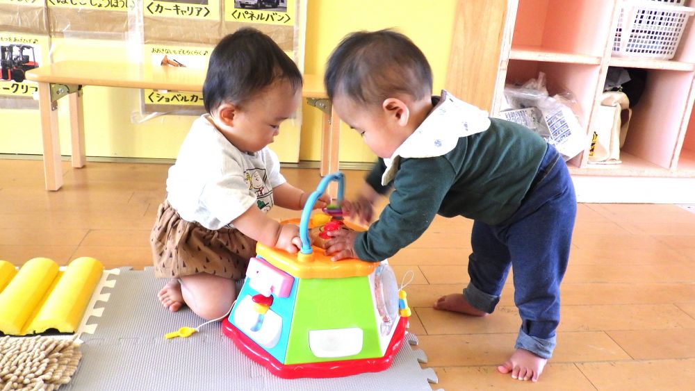 気付けば同じ遊びをしたり、見つめ合ったり、すっかり仲良しの2人♡
たくさんの好きな遊びを見つけて、いっぱい遊ぼうね♪