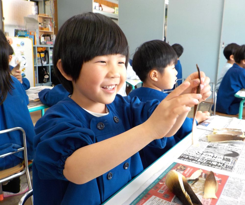キリン組さんと春夏秋冬のお話をしました。

今は季節は何・・・？
春！！
すぐにみんなが答えてくれました。
暖かくなり、虫やお花など春の季節を感じているのですね！

春の野菜、【たけのこ】に触れてみました♪