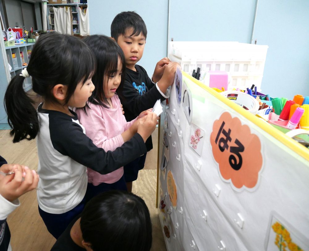 そして今日は夏に収穫する夏野菜、何を植えるのかみんなで考えて決めました☆
とうもろこし、ピーマン、かぼちゃ、オクラ・・・などなど

春夏秋冬の野菜を考えながら野菜クイズを楽しみました☆