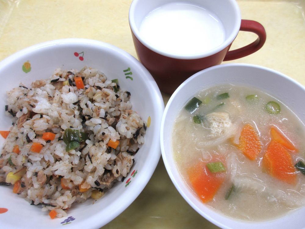 ひじきチャーハン

里芋のみそ汁

牛乳