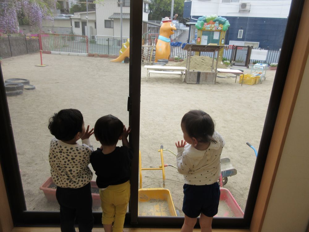 お昼寝から起きると・・・・！？
「みてみて！！お外！雪？がいっぱい」
というIくんの声に
「なになにー？」
と集まるTくんとSちゃん
「すごーい！！」　「砂が沢山！」　「遊びたいね」
砂場に新しい砂がきていて
嬉しそうなクマ、ヒヨコさん。
