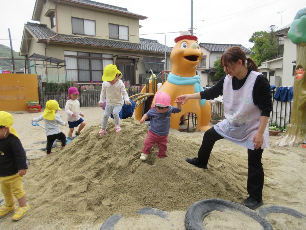 ヒヨコぐみさんも負けずに先生と一緒に登って
砂の感触を楽しんでいました！
たくさんの砂で園庭遊びが一層楽しみになりそうです。