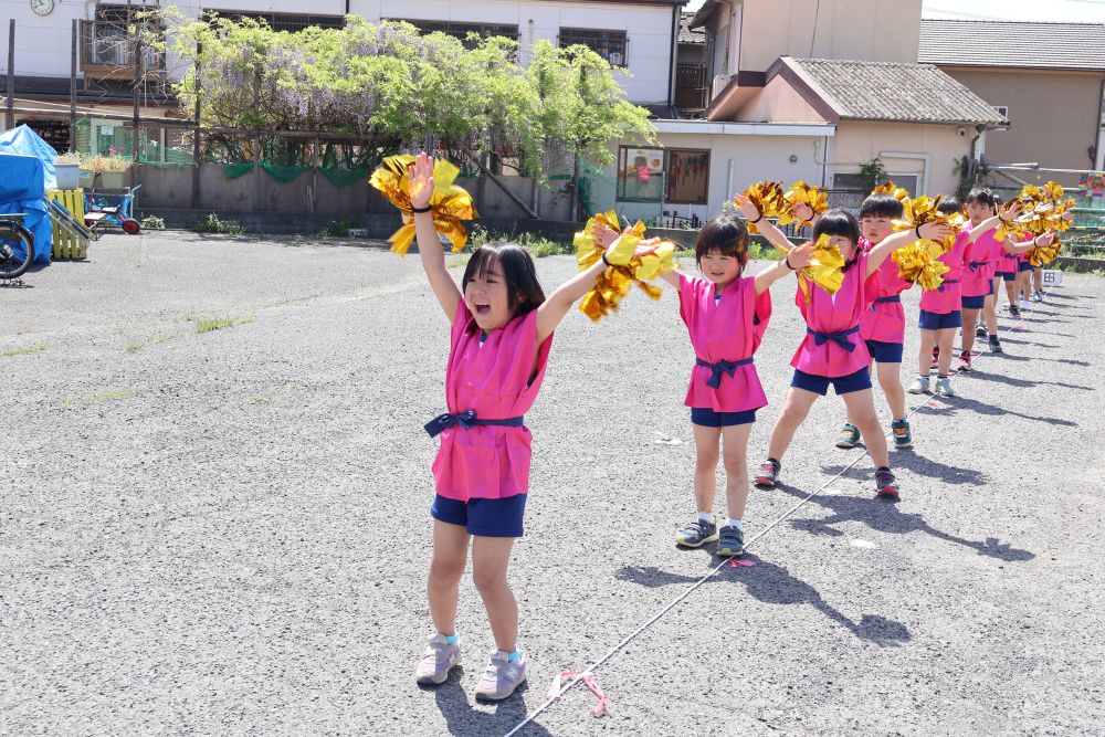 いよいよ今週末はみなと祭り
「26がええじゃん？」
とカレンダーを見ながら
楽しみにしています♡


「ピンクの衣装でしょ？」
「青いポンポン？」
去年のキリン組さんを
よく見ていたみんな！！今年は金色です♡