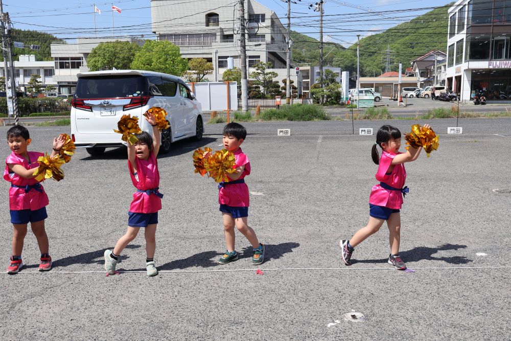 毎日大きな声をだし踊っているみんな
今日は初めて衣装を着て、
ポンポンを持って踊りました♪
暑い中よく頑張っています♡