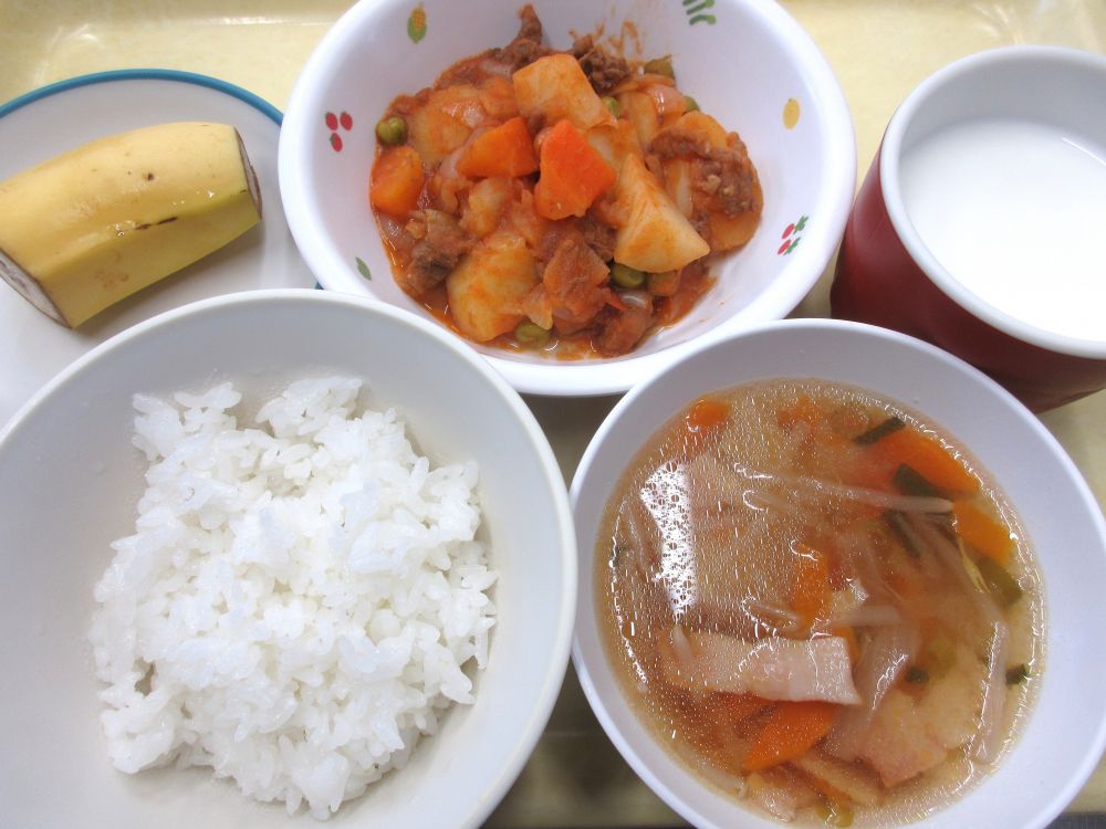 ご飯

洋風トマト肉じゃが

ワンタン風スープ

バナナ

牛乳