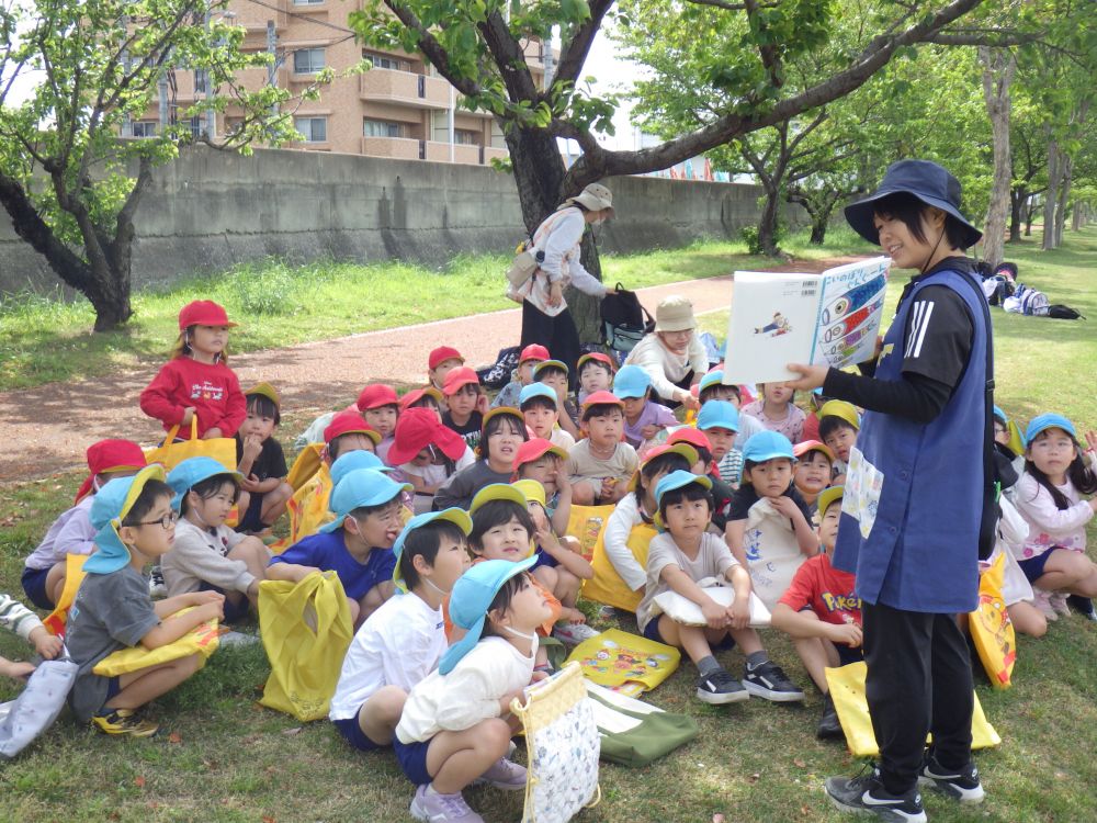 「こいのぼり飾ったよ！！」と
シニアカフェのおじいちゃんから
お知らせが届きました♪

画用紙とクレヨンを持って
こいのぼりの絵を描きに
行きました♪

木陰で休憩しながら
こいのぼりの絵本♡
いつもと違う場所で
なんだかウキウキ♪
