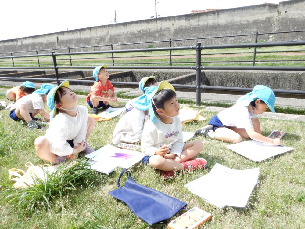 よーく見て！！
じっくり見て！！
「どのこいのぼりを描こうかな？」