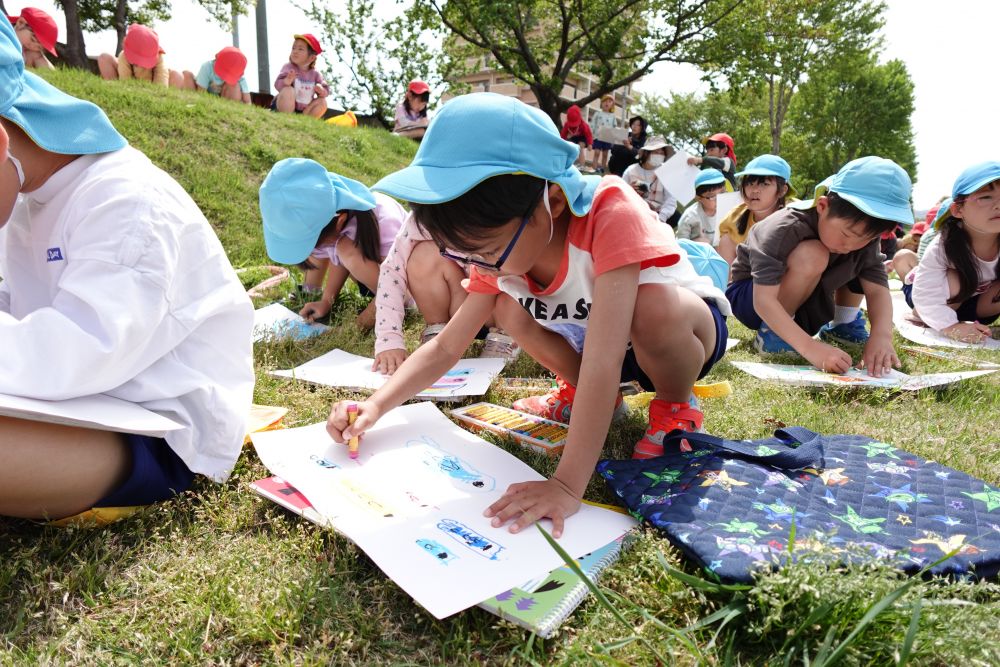 T君の画用紙には
色とりどりのこいのぼりが
たくさん泳いでてにぎやか♡