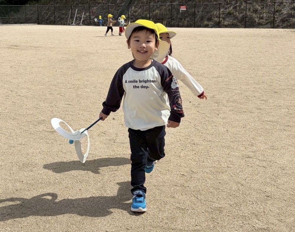 今日は風車をもって
公園に遊びに行ってきました♪

たくさん走って風車を回そうするKくん。
