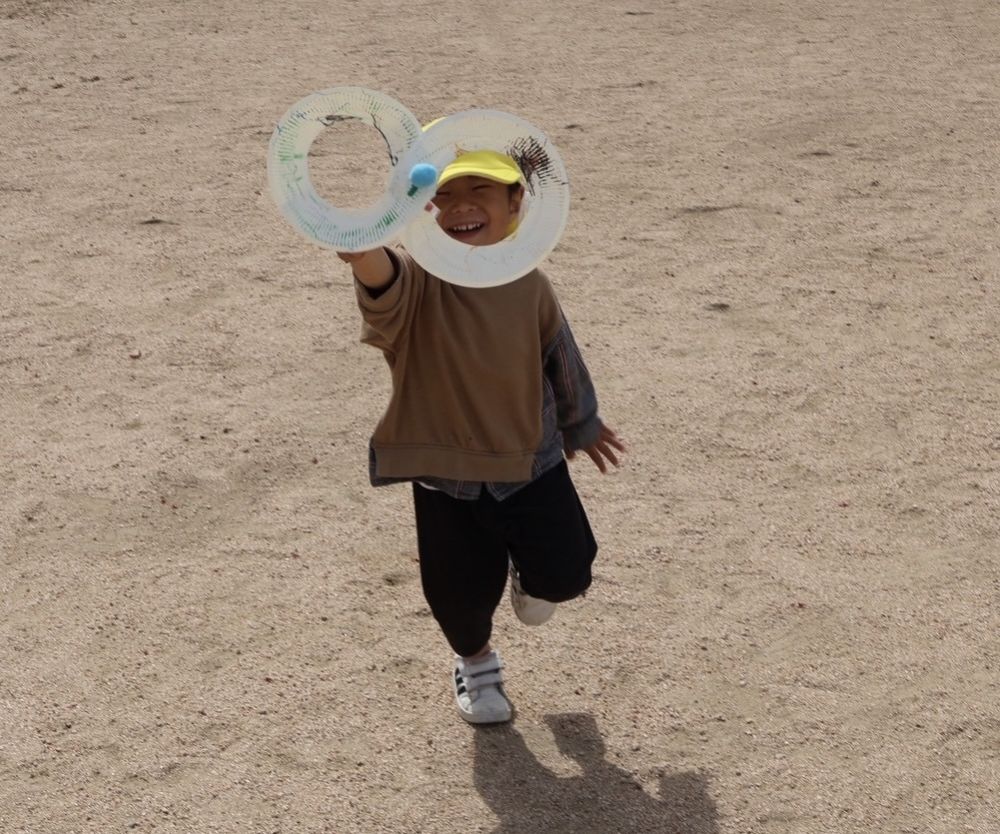 風車の穴から顔をのぞかせるTくん。