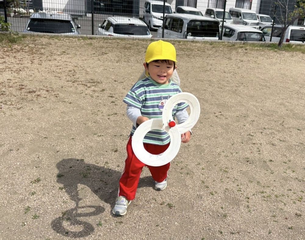 風の向きでたくさん回るのを喜ぶAくん。
いろいろな遊び方で楽しんでいました！

これからも色々な手作りのおもちゃで
楽しめるようにしていきたいと思います♪