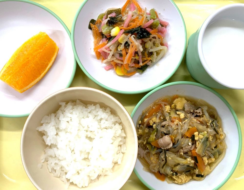麦ご飯　　

ニラ玉春雨

彩り酢のもの

オレンジ

牛乳

