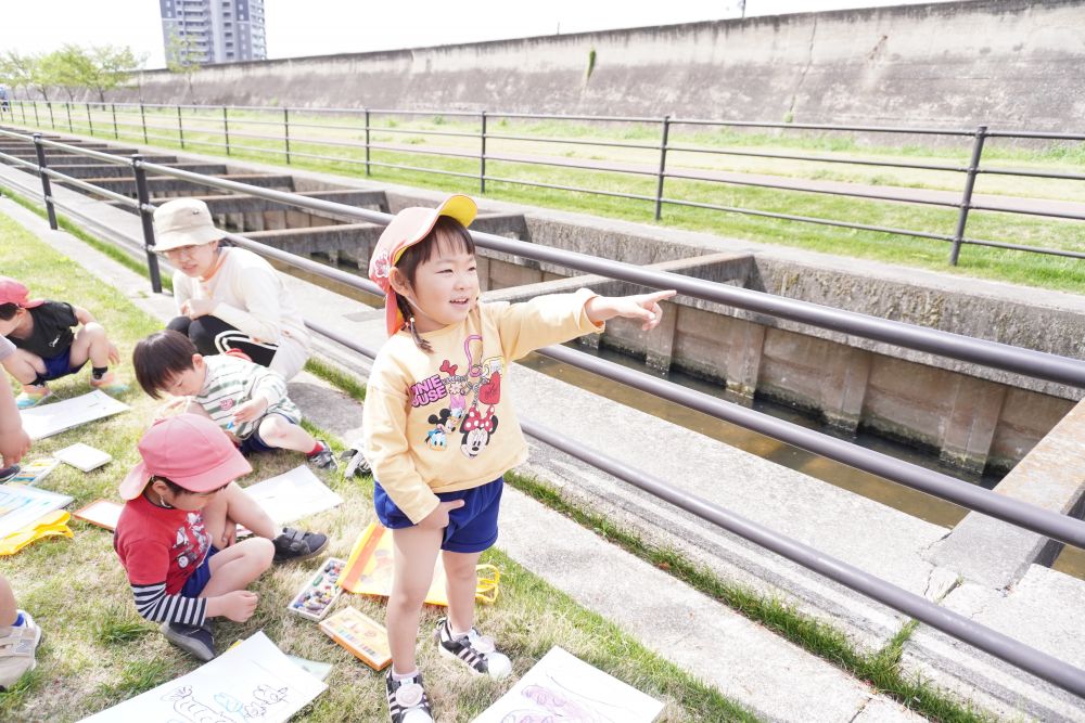 自分の感動をみんなに伝えたい♡
「見て見て！！こいのぼりいっぱい」
子どもたちの
心が動いた時を
見逃さないように
見守っていきたなぁ！！と
思った瞬間です♡